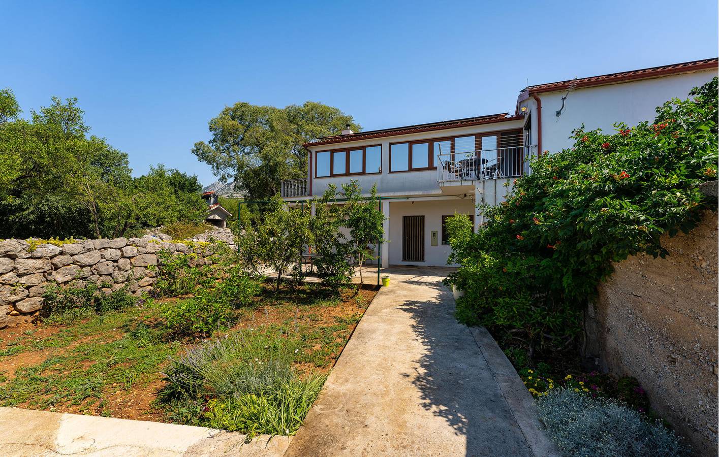 Ganze Ferienwohnung, Gemütliche 2-Zimmer-Wohnung mit WLAN und Terrasse, 1,5 km vom Strand von Pisak entfernt in Starigrad, Zadar