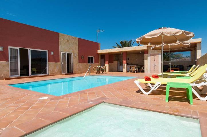 Chalet para 13 personas, con piscina además de jardín y vistas en Gran Canaria