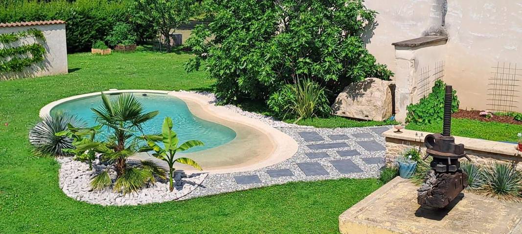 Location de vacances pour 4 personnes, avec jardin ainsi que terrasse et piscine à Crêches-sur-Saône - 2