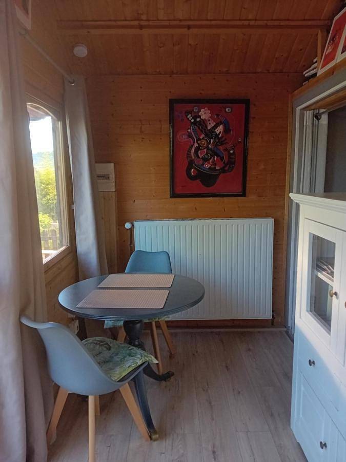 Location de vacances pour 2 personnes, avec jardin ainsi que vue et terrasse à Saint-Georges (Cantal) - 3