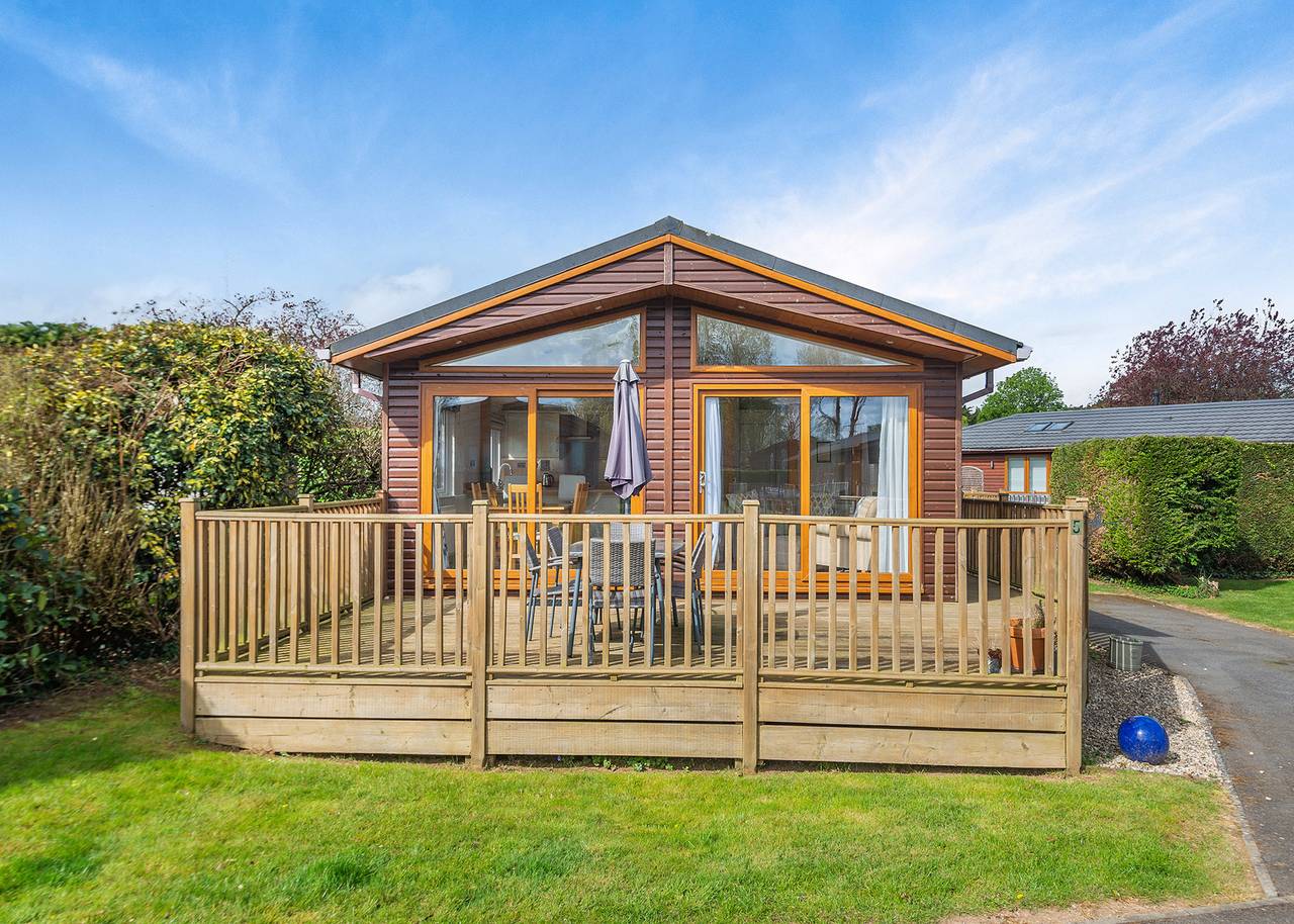 Superior Lodge 4 (Pet) in Albury, Guildford