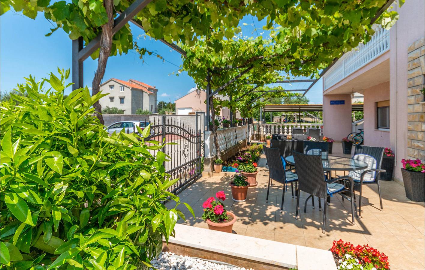 Ganze Ferienwohnung, Charmantes Apartment mit Terrasse, WLAN und Strandzugang in 2 km Entfernung in Biograd na Moru, Zadar