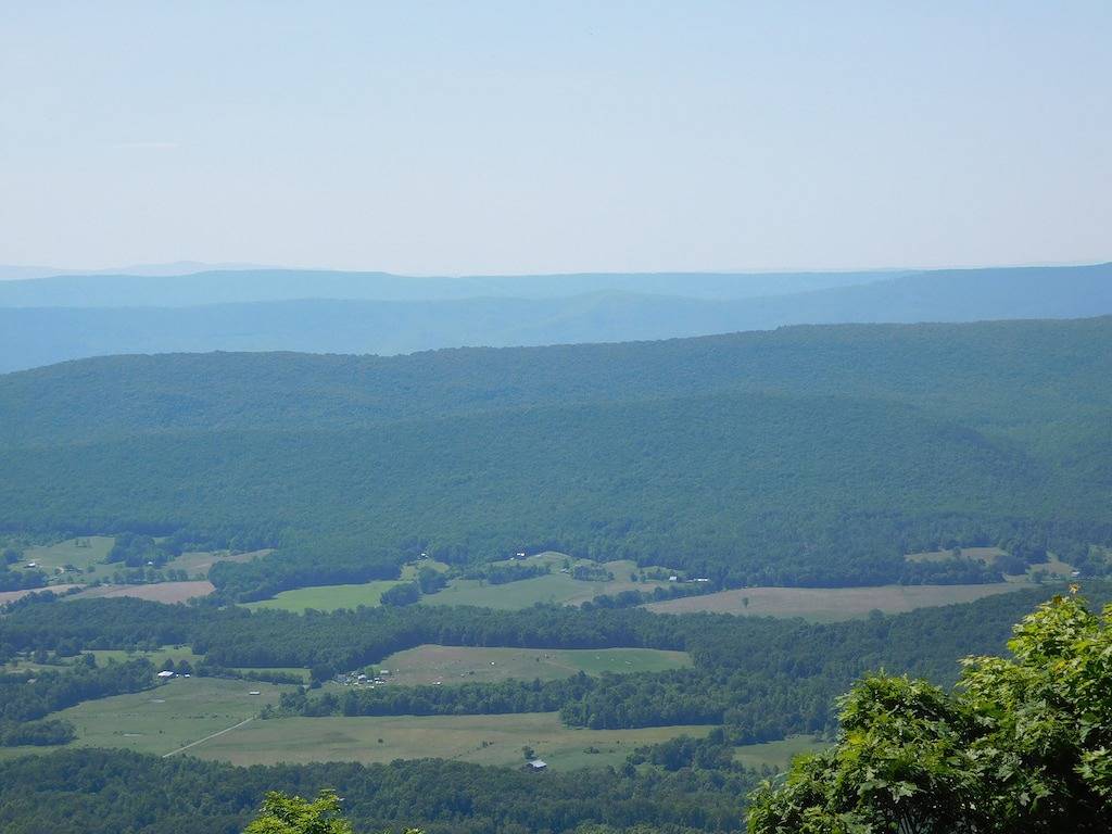 Privat, Gemütliches Ferienhaus schmiegt sich an Peter Berg. in Blue Ridge Mountains