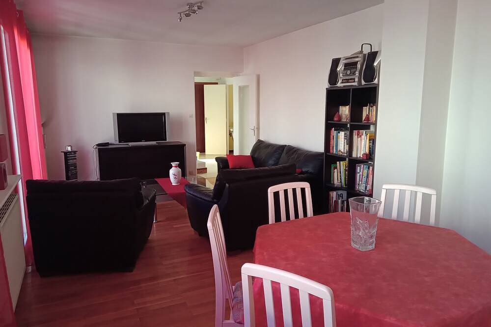 Ganze Wohnung, Downtown and quiet. Small 5-unit condominium. 12 km from St-Etienne. in Firminy, Zentralmassiv