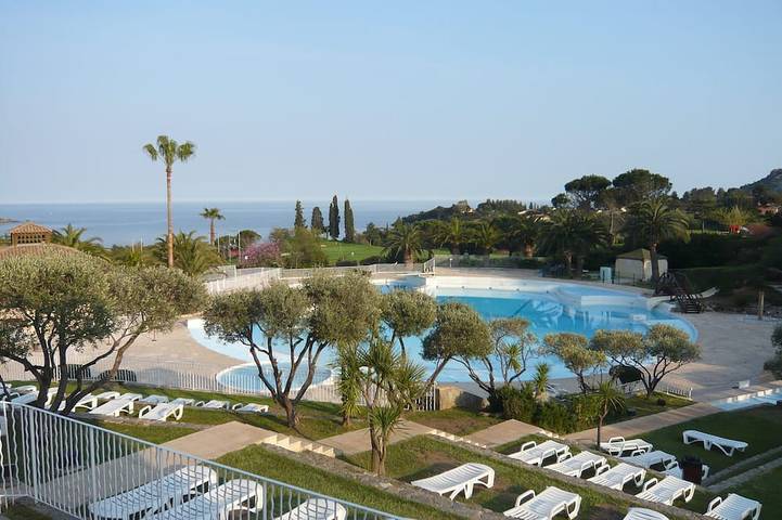 Location de vacances pour 5 personnes, avec jardin et jacuzzi ainsi que piscine et terrasse, animaux acceptés dans Cap Estérel