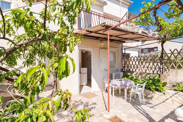 Studio für 2 Personen, mit Balkon und Terrasse sowie Garten in Sibenik