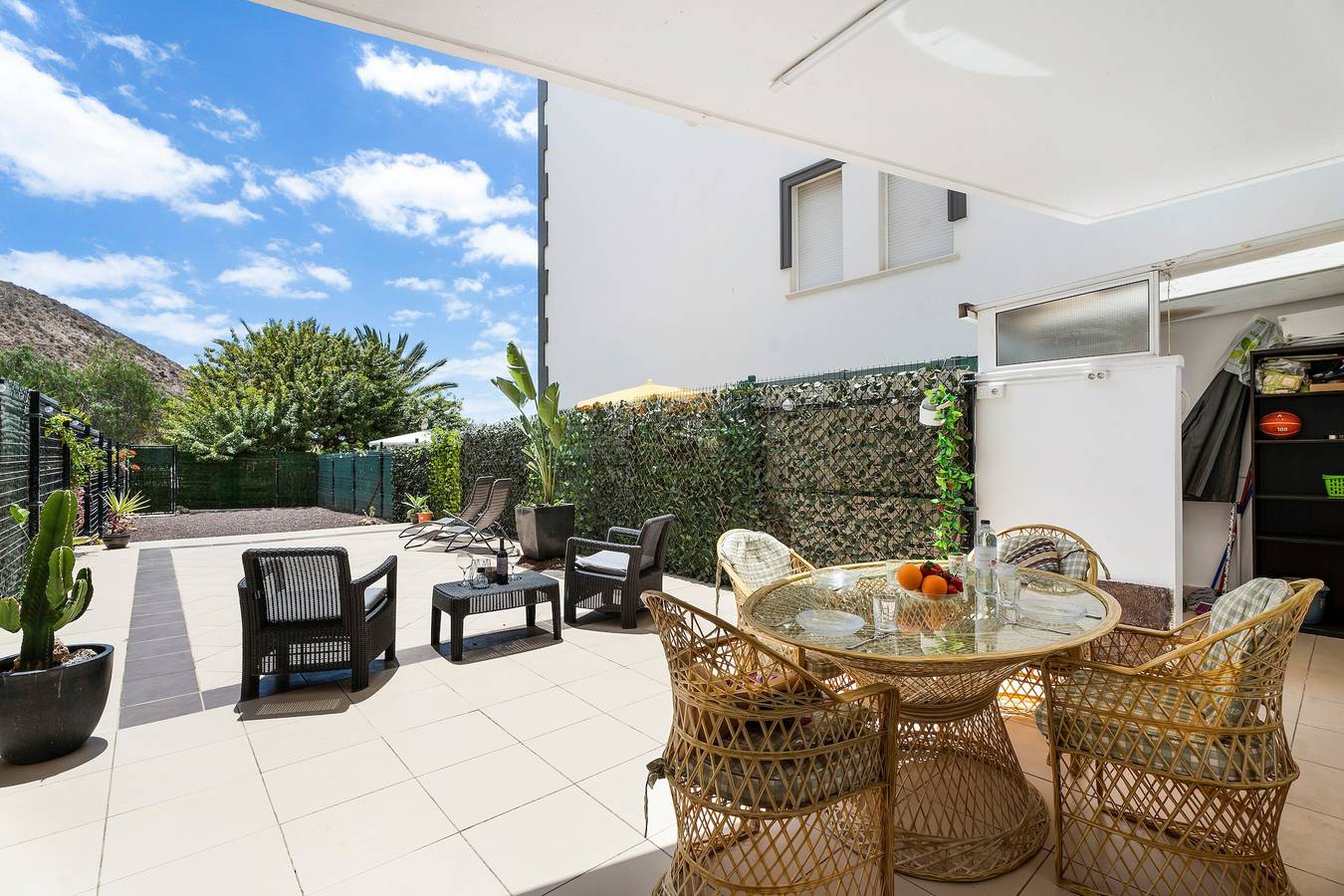 Entire apartment, Vacation Apartment 'Apto Vistahermosa 3 Bed and Pool' with Mountain View, Wi-Fi and Air Conditioning in Los Cristianos, Arona