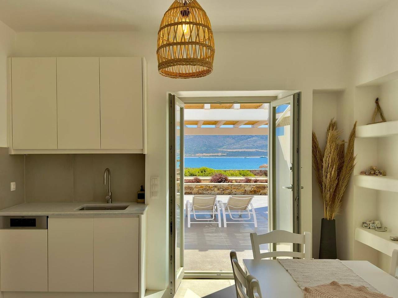 Villa 'Farous Seaside Sunset' con vistas al mar, Wi-Fi y aire acondicionado in Unidad Regional de Paros