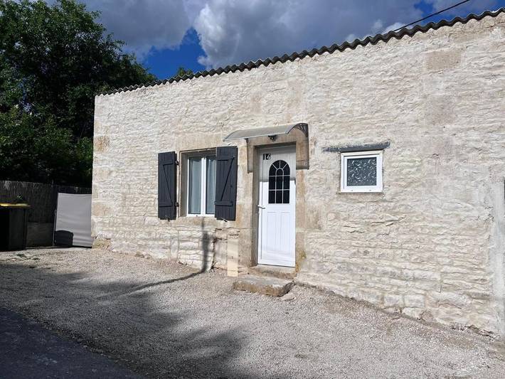 Gîte pour 2 personnes, avec terrasse à Nanteuil-en-Vallée - 2
