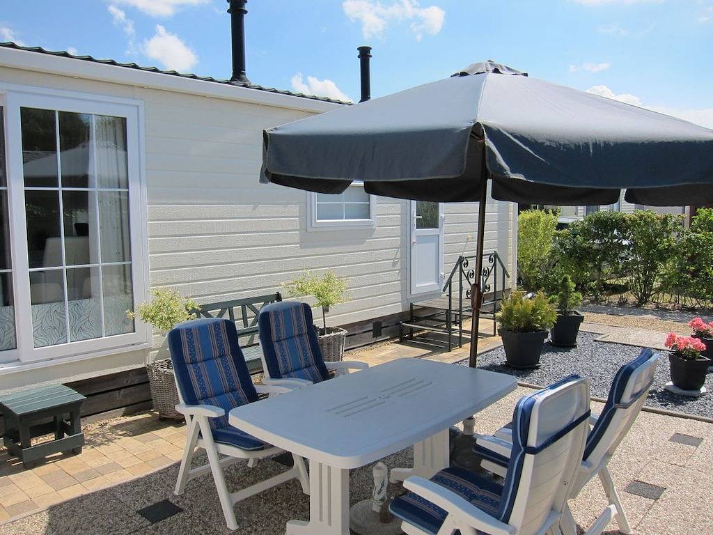 Hütte in Renesse mit Schwimmbecken in Renesse Strand, Renesse