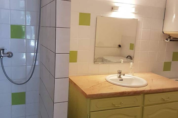 Gîte pour 2 personnes, avec terrasse ainsi que piscine et jardin à Arles - 3