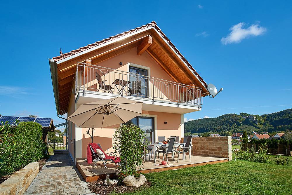 Ferienhof Halbig - Gemütliches Ferienhaus "Dorfblick" (150 qm) mit Balkon und Terrasse in Riedenburg, Ostbayern