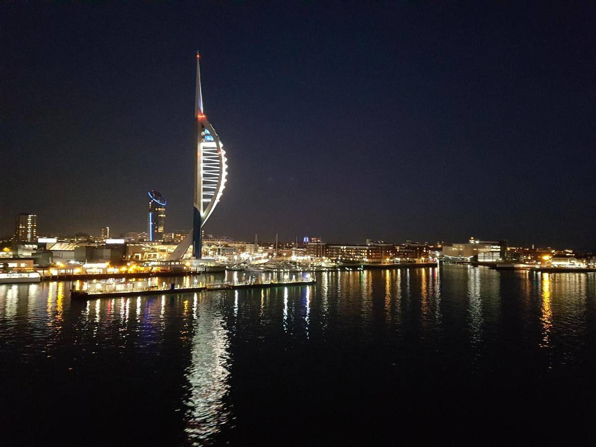 Entire apartment, Three-Bedroom House in Portsmouth, South East England