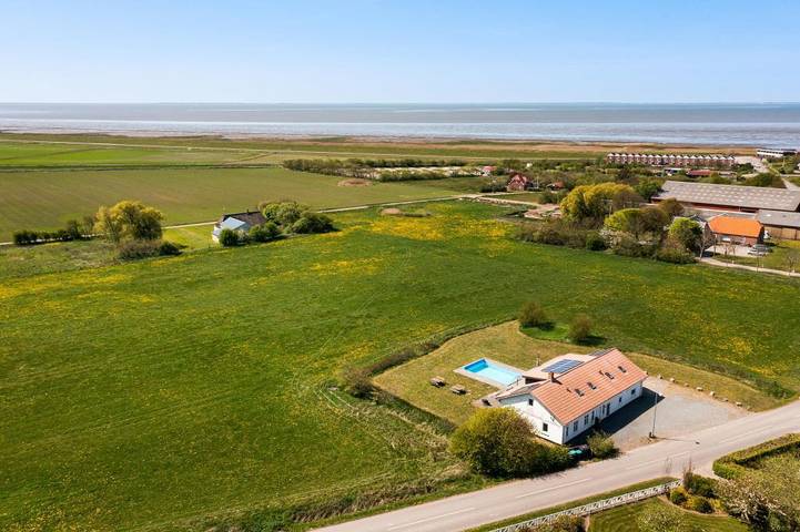 Villa für 24 Personen, mit Balkon/Terrasse und Whirlpool sowie Terrasse und Garten in Højer