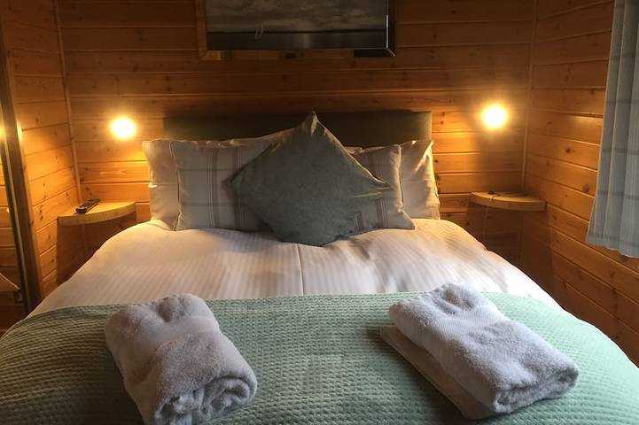 Lomond Lodge 20, Luxury Log cabin on the banks of Loch Lomond in Loch Lomond, Stirling region