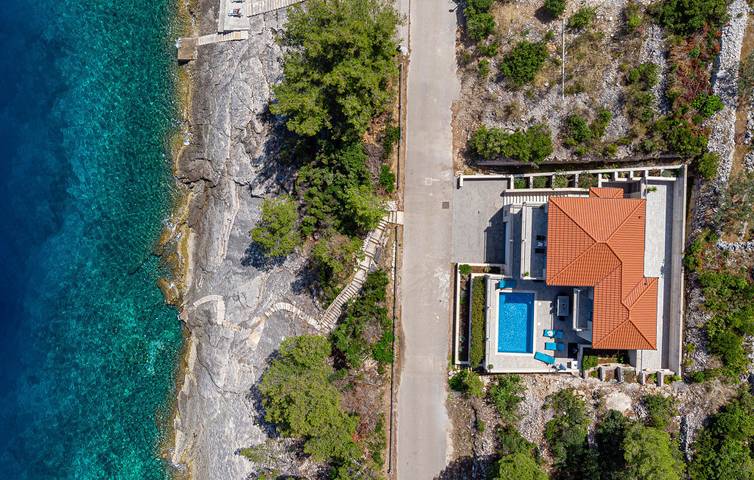 Villa for 6 people, with garden and hot tub as well as terrace on Korcula