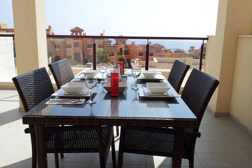 Apartamento entero, Precioso apartamento de 2 dormitorios con excelentes vistas al mar. piscina compartida y terraza de buen tamaño in Cartagena, Costa Cálida
