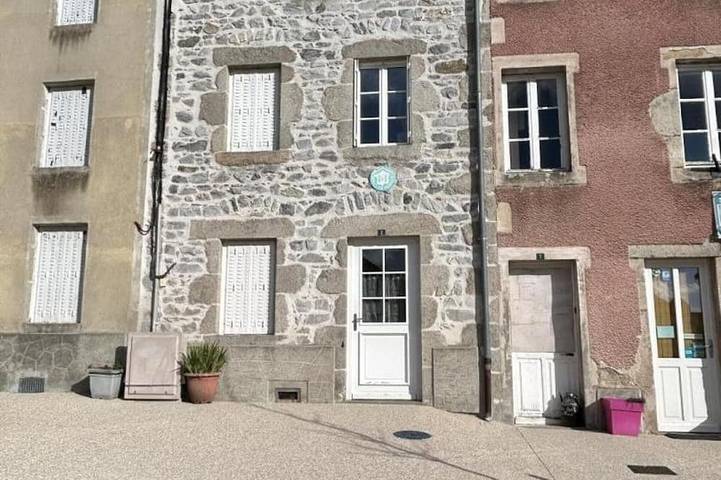 Gîte pour 6 personnes, avec terrasse à Ferrières-sur-Sichon