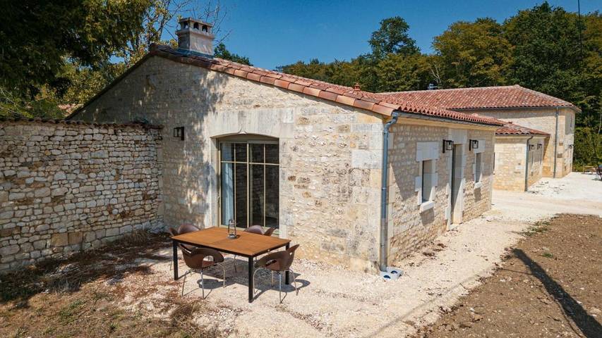 Location de vacances pour 2 personnes, avec Terrasse ainsi que Jardin et Piscine à Champagnolles