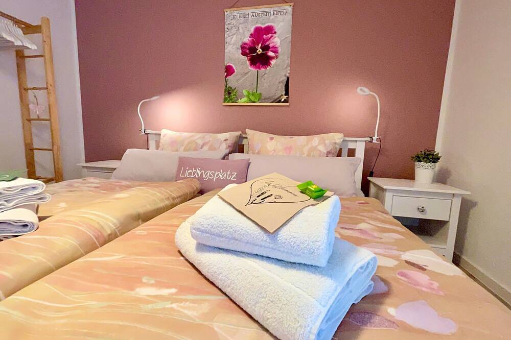 Vakantiehuis 'Kleine Auszeit Eifel' met Privéterras en Wi-Fi in Udler, Vulkaan-Eifel