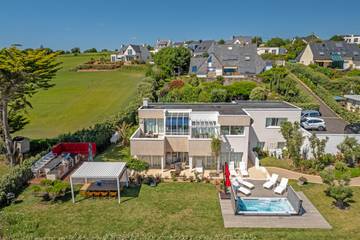 Location de vacances pour 12 personnes, avec jardin ainsi que jacuzzi et piscine, animaux acceptés à Locmaria-Plouzané