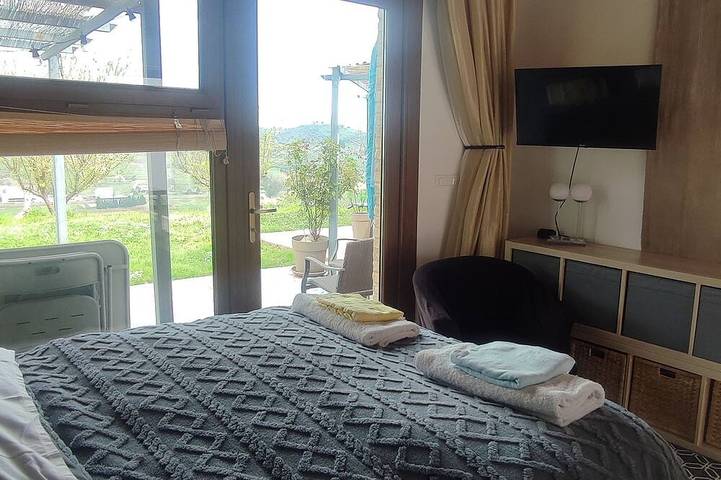 Appartamento intero, Studio apartment with hot tub and patio in peaceful countryside! in Penne, Provincia di Pescara