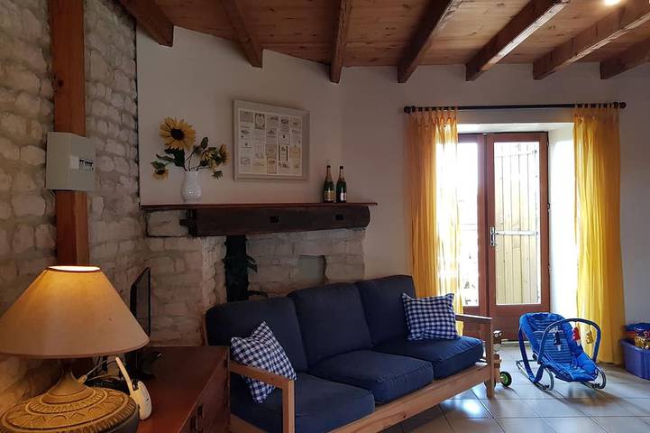 Gîte pour 5 personnes, avec jardin ainsi que terrasse et piscine à Saint-Pierre-de-Juillers - 4