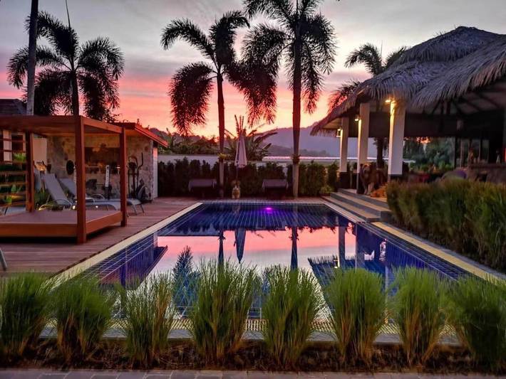 Villa för 8 Personer, med pool samt bubbelpool och trädgård i Kamala