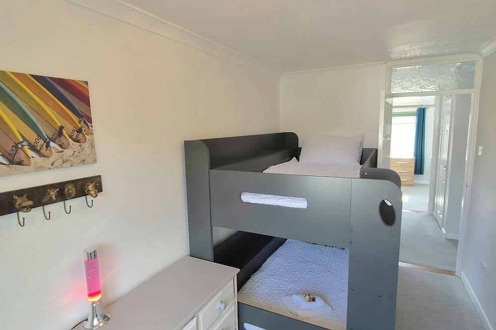 Spacious home with pool table, 3 bedrooms, 2 minutes drive from seafront in Gosport, Hampshire