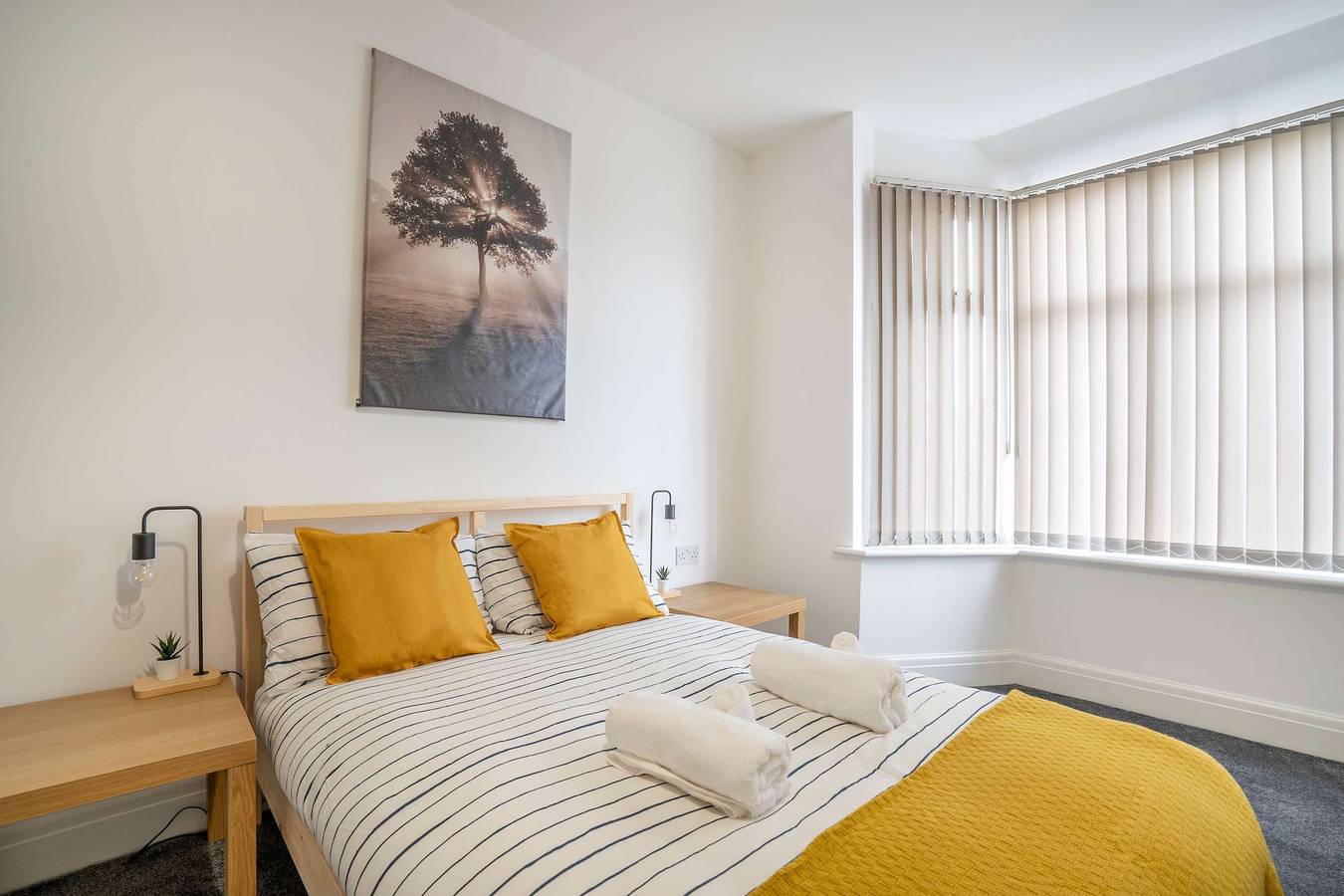 Entire apartment, Walk to the Beach- Family-Friendly 4Br w Parking in Blackpool Pleasure Beach, North West England