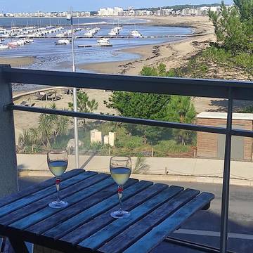 Gîte pour 3 personnes, avec terrasse et vue dans Plage Bonne-Source