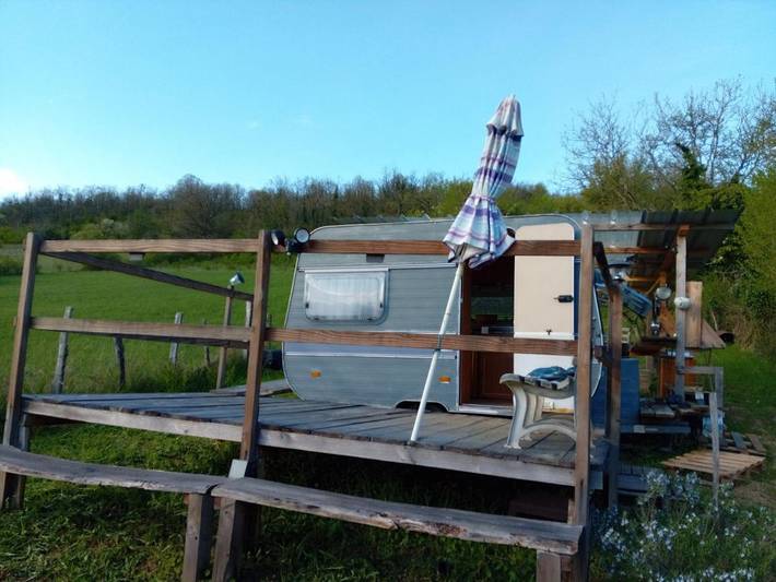 Camping pour 2 personnes, avec terrasse ainsi que vue et jardin, animaux acceptés dans Nièvre - 2