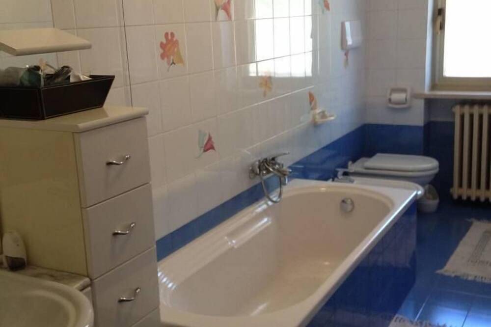 Ganze Wohnung, In der Villa, komfortable Wohnung mit Garten in Montesilvano, Pescara Provinz