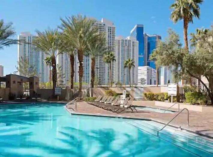 Vacation apartment for 2 people, with pool and hot tub in Nevada