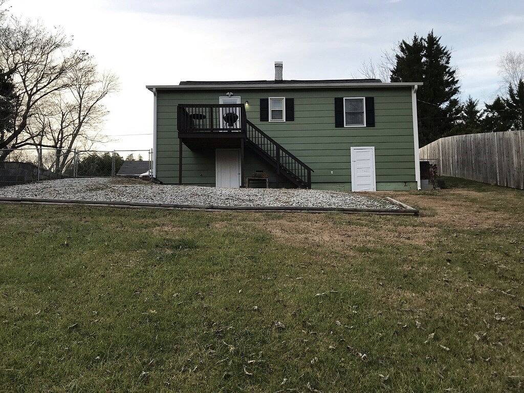 Mayberry Front Porch - 0.5 miles to downtown Mayberry in Mount Airy, Surry County