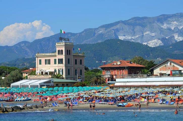 Hotel für 2 Personen, mit Terrasse und Garten sowie Ausblick in Marina di Massa
