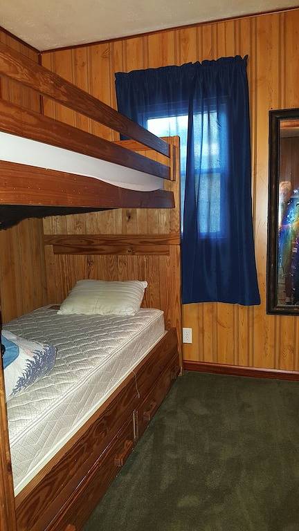 Log cabin for 5 people, with yard and terrace, with pets in Pocono Mountains