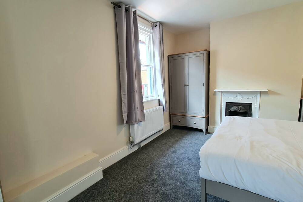 Entire apartment, Comfort studio apartment with private bathroom in Ashford, Ashford region
