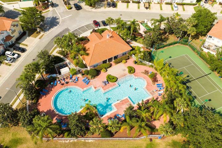 Ferieleilighet for 9 personer, med badebasseng og hage i tillegg til innsjøutsikt i Kissimmee