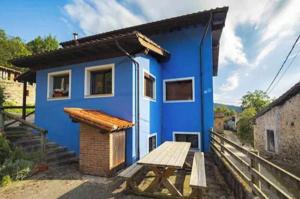 The House Azul of Perlleces. Full house surrounded by nature in Cangas de Onis in Cangas de Onís, Côte Cantabrique