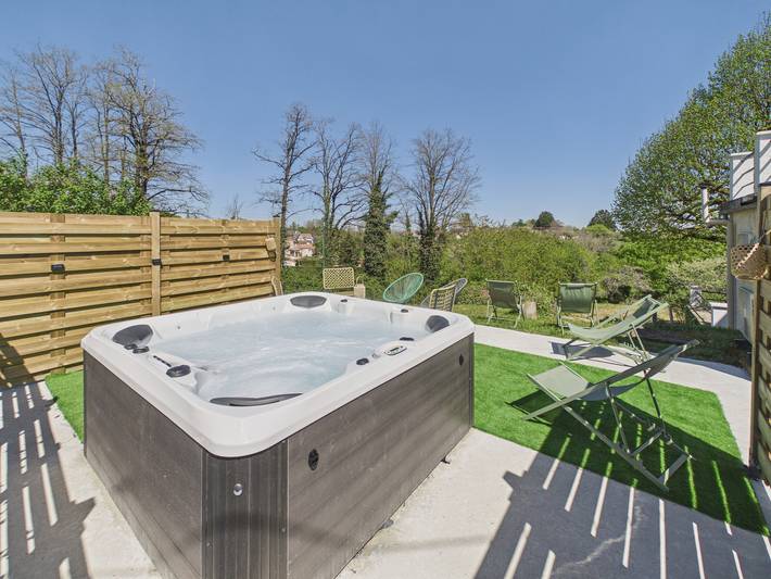 Location de vacances pour 7 personnes, avec jardin et terrasse à Terrasson-Lavilledieu
