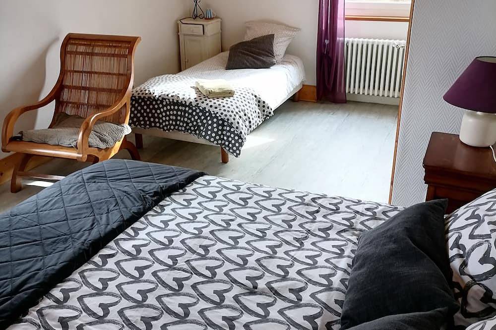Group gîte with single rooms, no dormitories, in the heart of nature. in Le Chambon-sur-Lignon, Massif Central