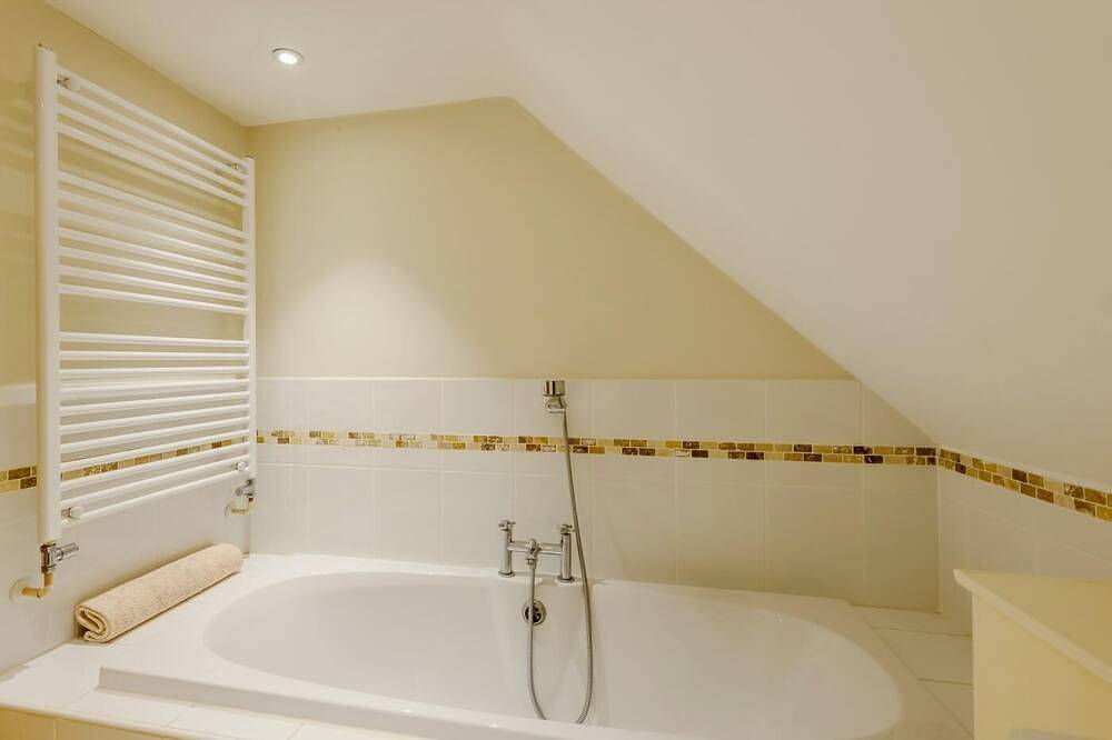 4 Bed in Wareham (oc-chric) in Lulworth Cove, Dorset