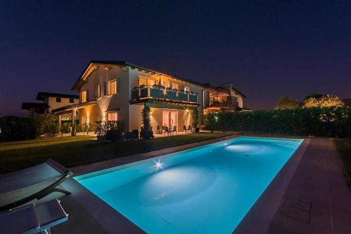 B&b voor 2 personen, with Balkon and Tuin as well as Zwembad and Uitzicht in Desenzano del Garda
