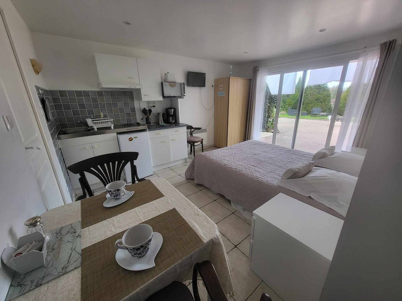 Hel enrumslägenhet, Studio "Les Iris - Hortensia" with Shared Terrace, Garden, and Wi-Fi in Monthou-sur-Cher, Sologne