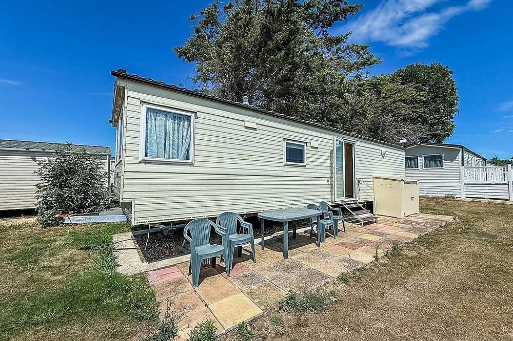 Lovely caravan at Valley Farm Holiday Park, sleeps 8 in Clacton-on-Sea, Essex
