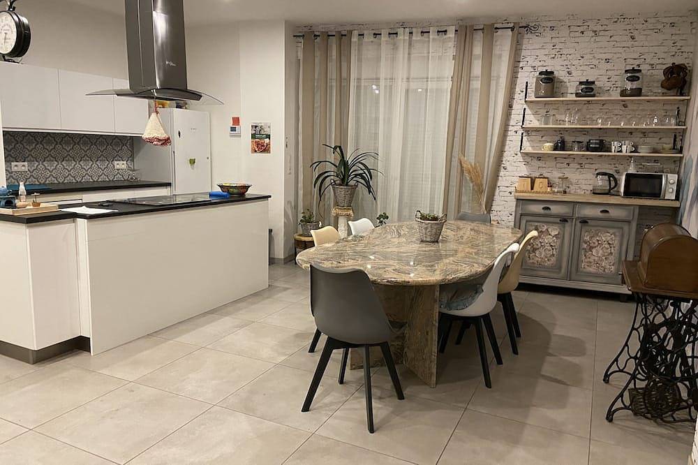 Maison composée deux chambres avec terrasse et accès direct au lac in Creutzwald, Boulay-Moselle