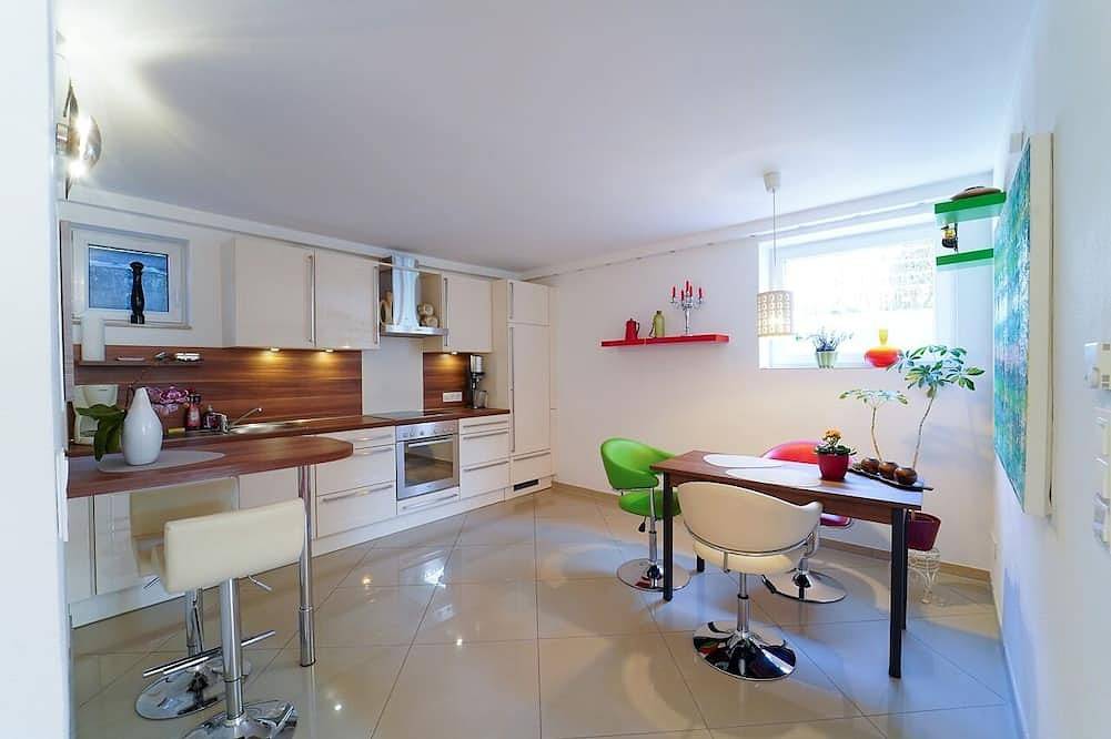 Ganze Wohnung, Ferienwohnung 47 qm im Souterrain, hell und modern, ruhig mit Gartenmitbenutzung in Bad Urach, Albsteig Etappe 9