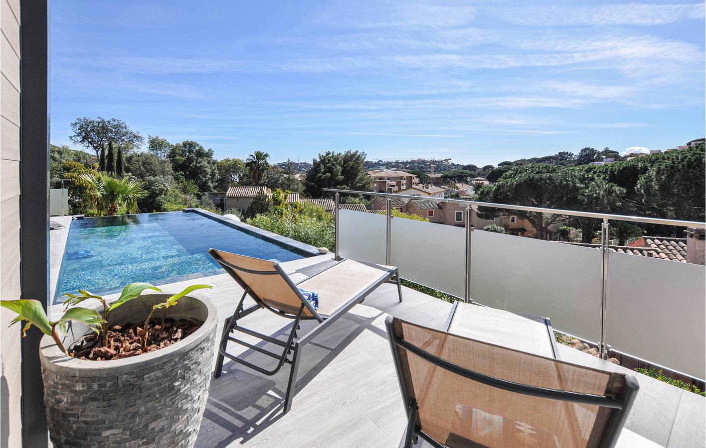 Refugio junto a la playa: 108 pies cuadrados con aparcamiento, aire acondicionado, terraza, piscina e Internet (a 900 m de la playa de Débarquement) in Cavalaire-sur-Mer, Region de Draguignan