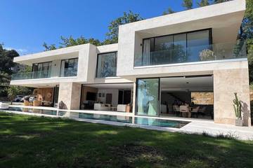 Location de vacances pour 10 personnes, avec jacuzzi et piscine à Opio